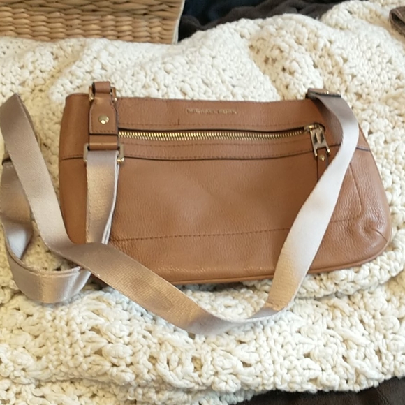 Michael Kors crossbody - Picture 1 of 3